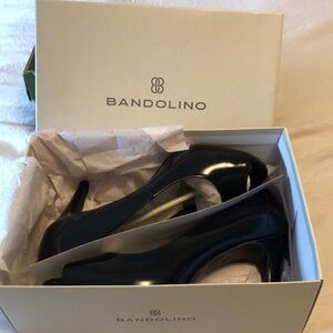 NWT black patrnt leather Bandolino pumps US10
